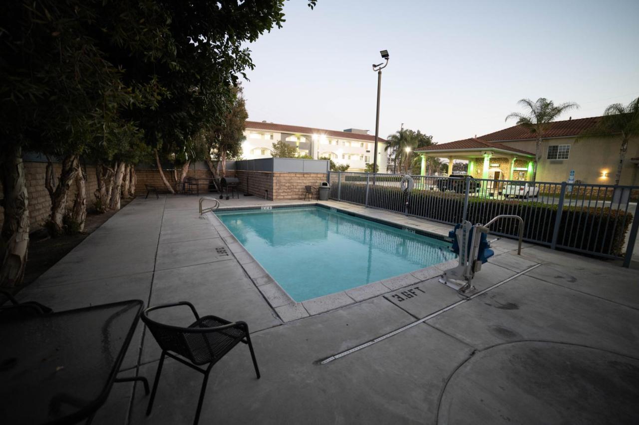 Mid City Inn & Suites Pico Rivera Exterior photo